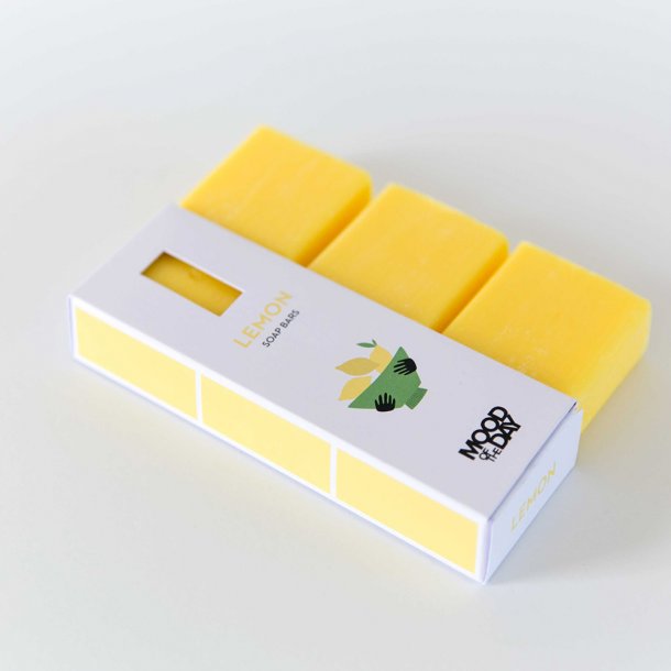 <img src=Σαπούνια ελαιολάδου ξενοδοχείου Mood of the day - Σετ 3 τεμ alt=Τρία σαπούνια μαζί σε κίτρινο χρώμα σε μία λευκή θήκη που απεικονίζει ένα πράσινο μπολ με λεμόνια> 