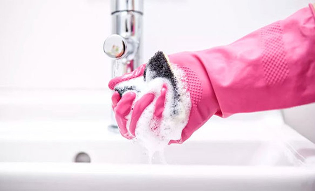 Γιατί πρέπει να φοράτε πάντοτε γάντια όταν καθαρίζετε