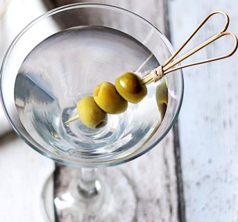 <img src=Bamboo skewers Heart knot 100 pcs alt=Nails 3 olives in a glass with white drink>
