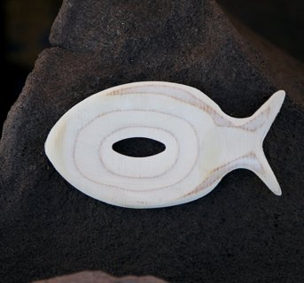 Σαπουνοθήκη ξύλινη σε σχήμα ψαριού με τρύπα στο κέντρο σε λευκό χρώμα με αχνούς καφέ δακτυλίους
