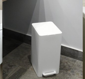 Soft close bathroom bin with pedal White