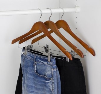 Wooden hanger for skirts and tailleurs with clips