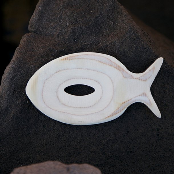 Σαπουνοθήκη ξύλινη σε σχήμα ψαριού με τρύπα στο κέντρο σε λευκό χρώμα με αχνούς καφέ δακτυλίους